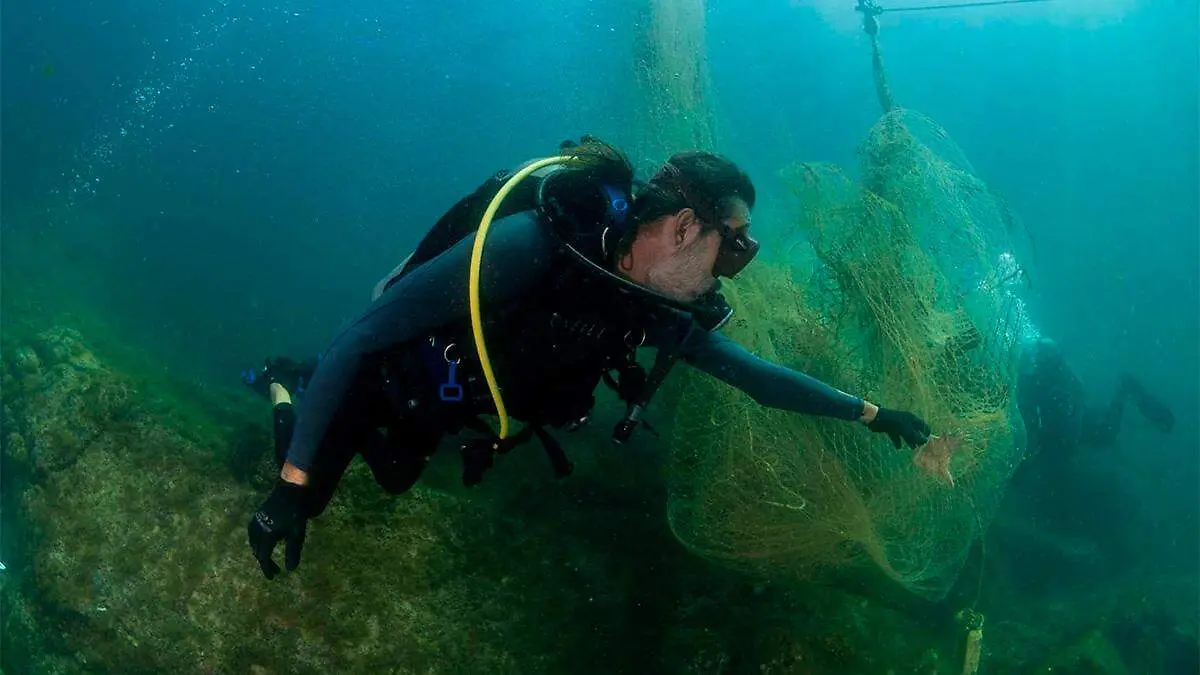 mar-libre-buceo para limpieza de fondo marino