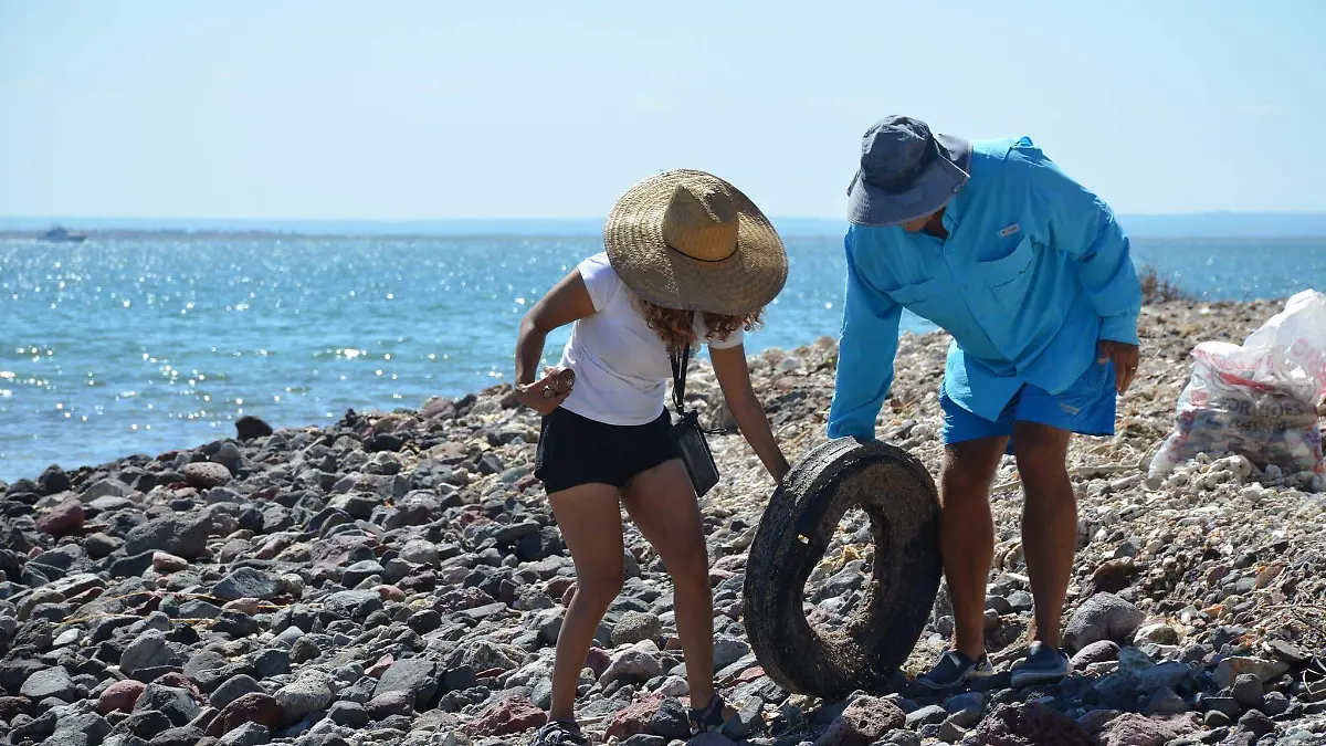 neumatico mar libre jornada de limpieza en playas de la paz