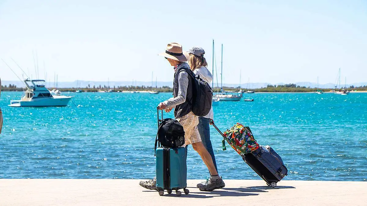 turistas-malecon-la-paz
