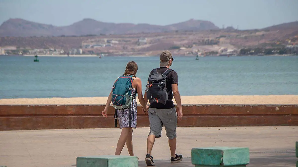 pareja-turistas-extranjeros-tomados-mano-caminando-malecon-la-paz
