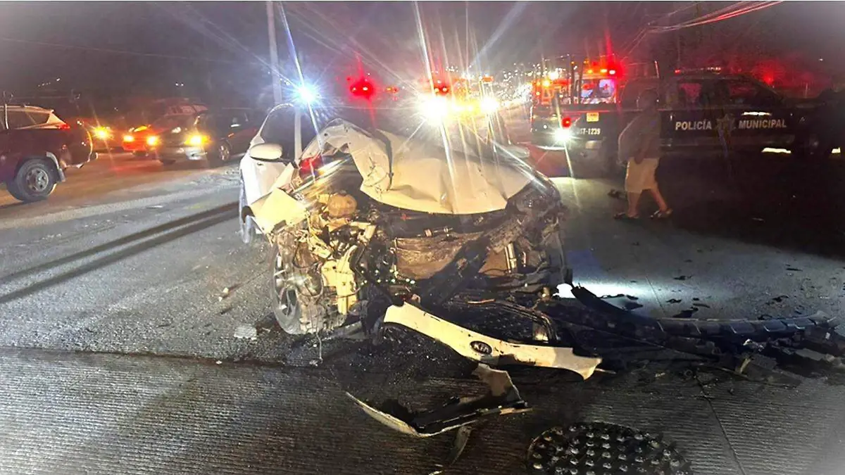 automovil-chocado-carretera-los-cabos