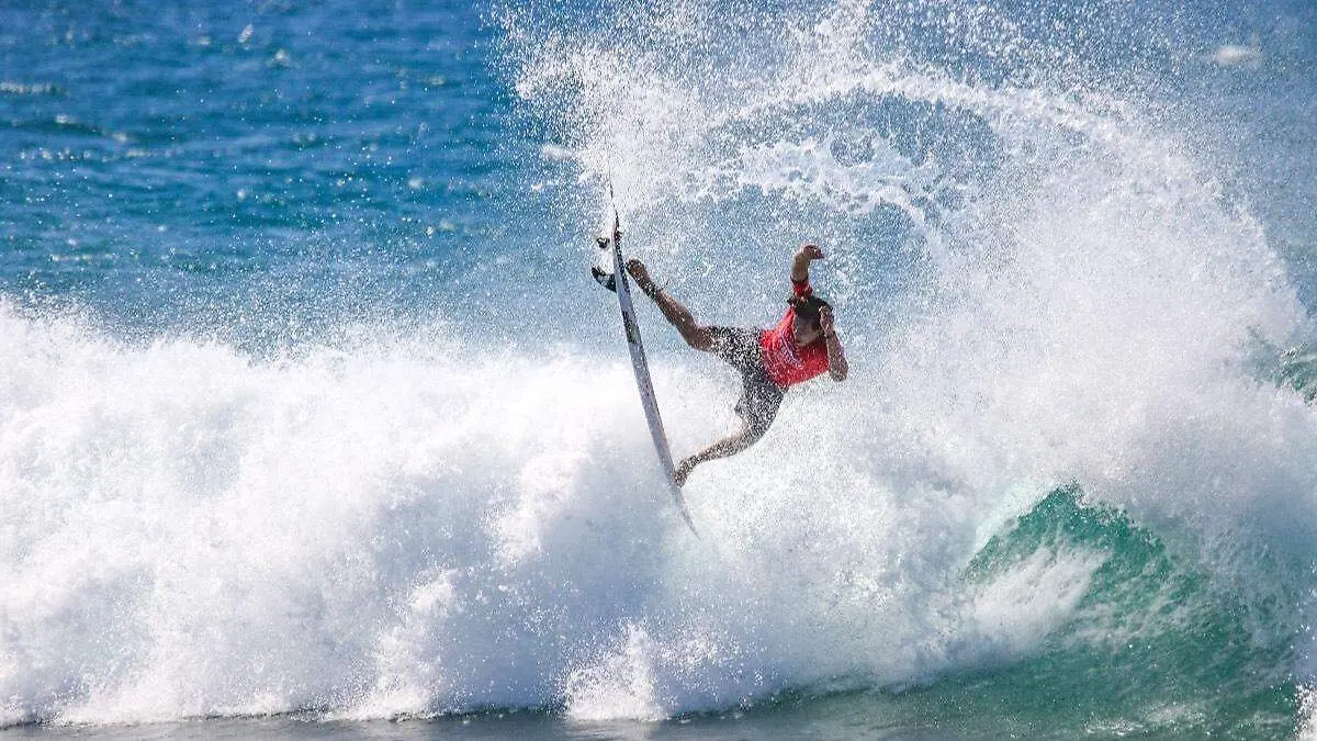 hombre-surfeando-playa-cerritos-la-paz