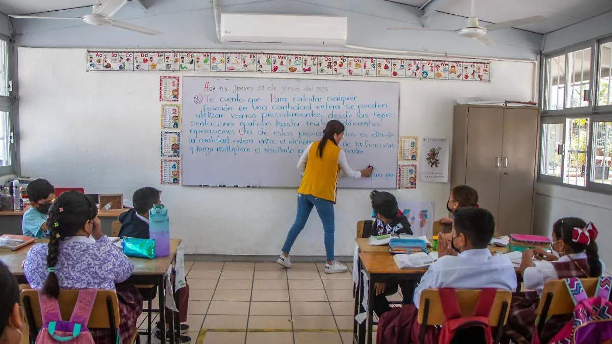 estudiantes en aula de clases
