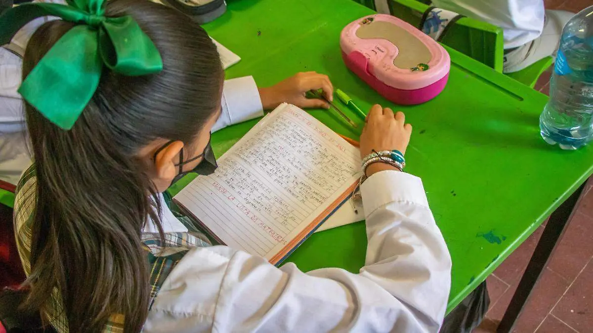 estudiante en aula escolar