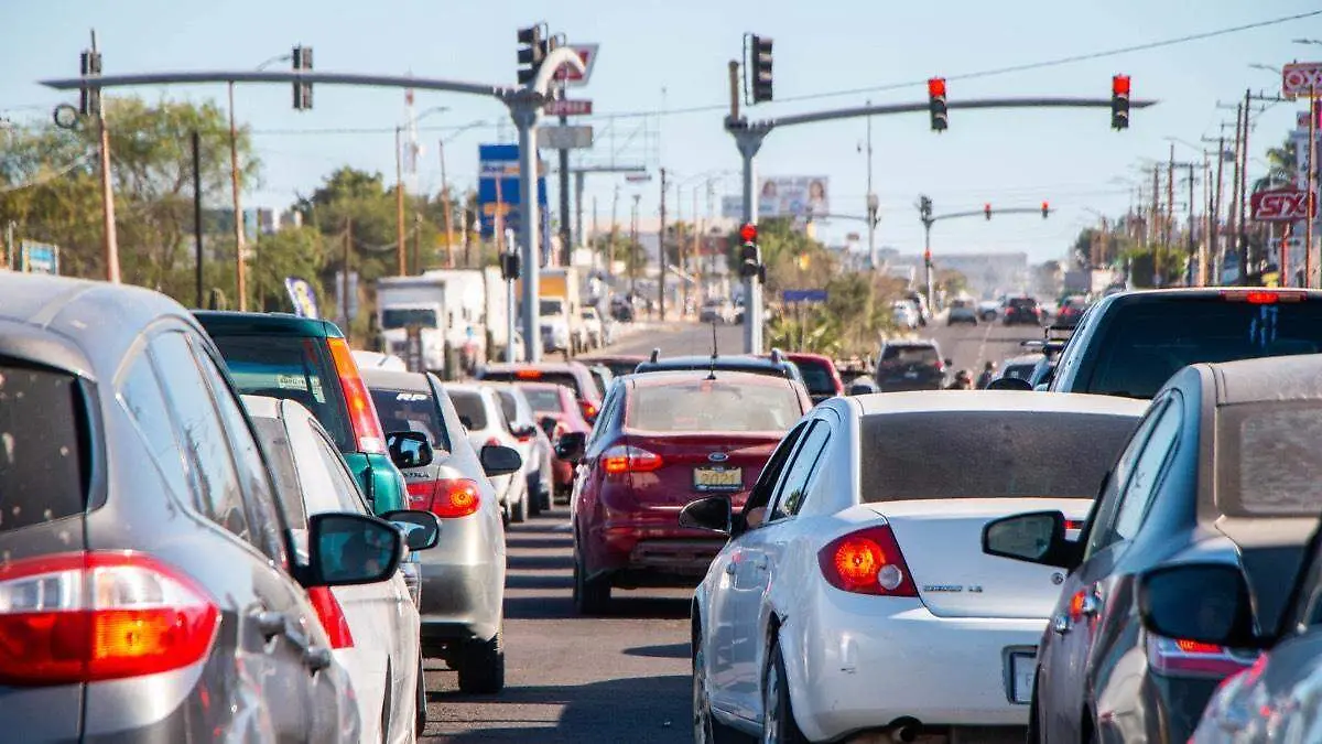 Autos trafico y semaforos en calles de la paz
