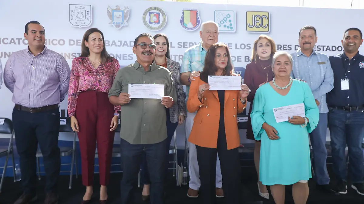Entrega de bonos a jubilados y pensionados del ayuntmaiento de la paz