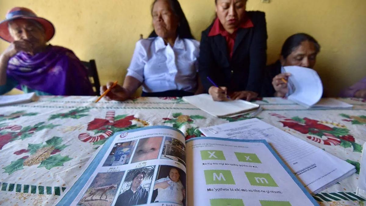 adultas mayores en el INEA