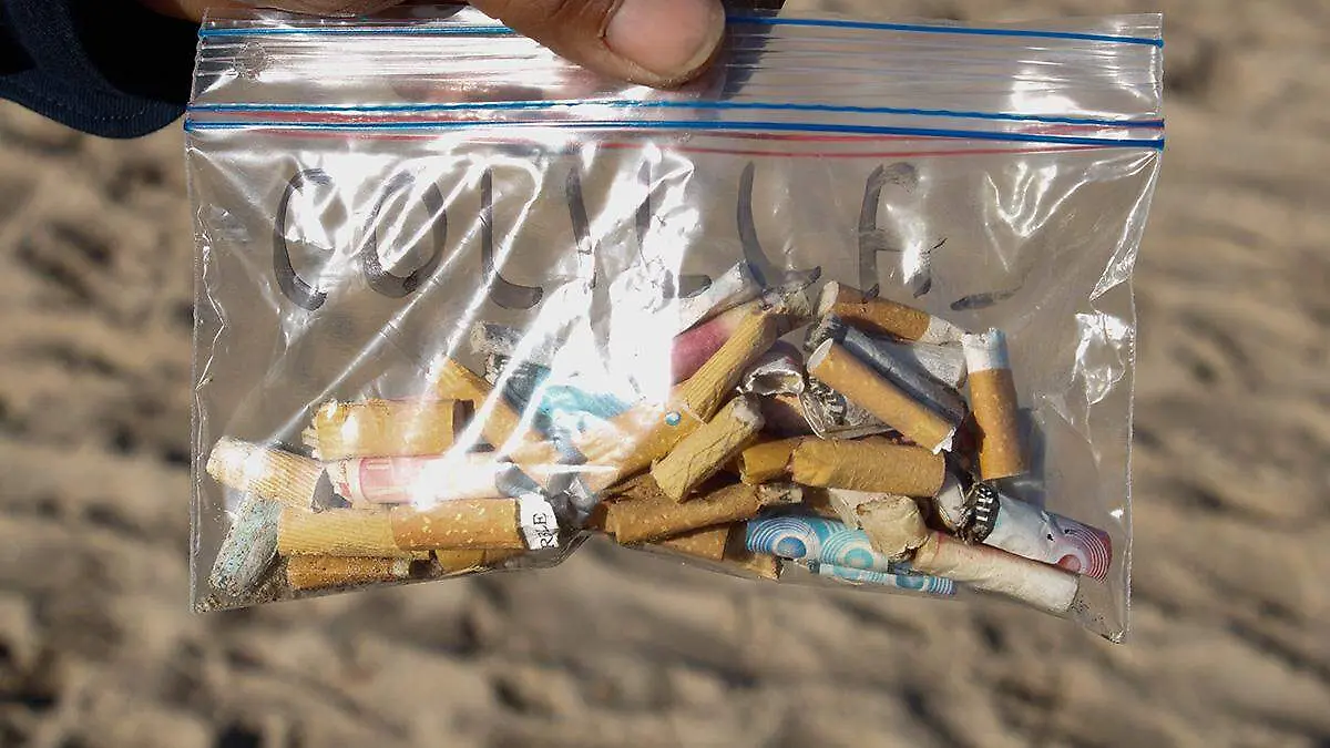 colillas-de-cigarro-playa-la-posada