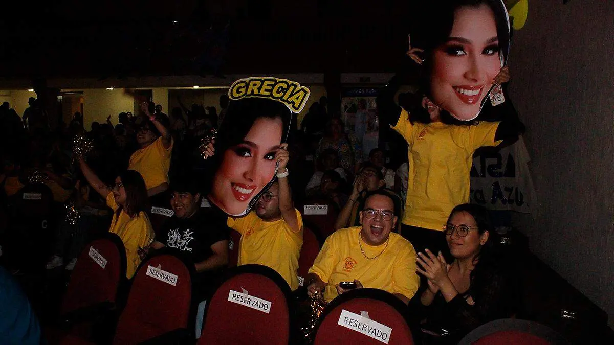 personas-letreros-pancartas-grecia-candidata-carnaval-la-paz