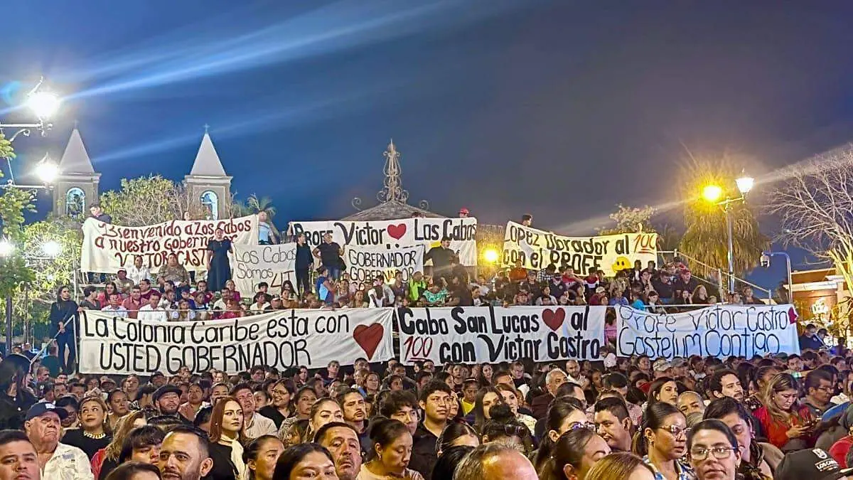 personas-apoyando-informe-gobierno-victor-castro-cosio