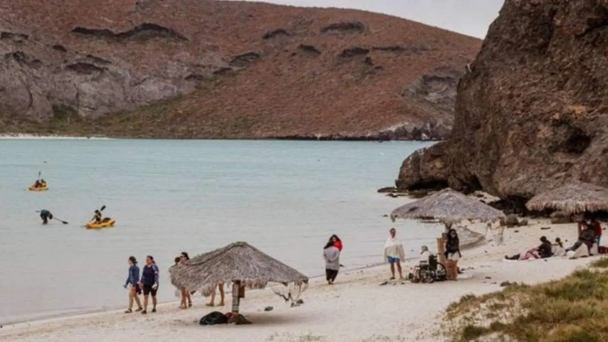Balandra turistas en la playa