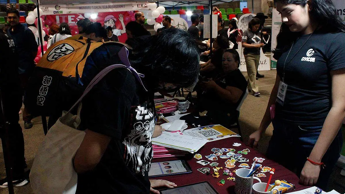 asistentes-en-stands-del-civicon