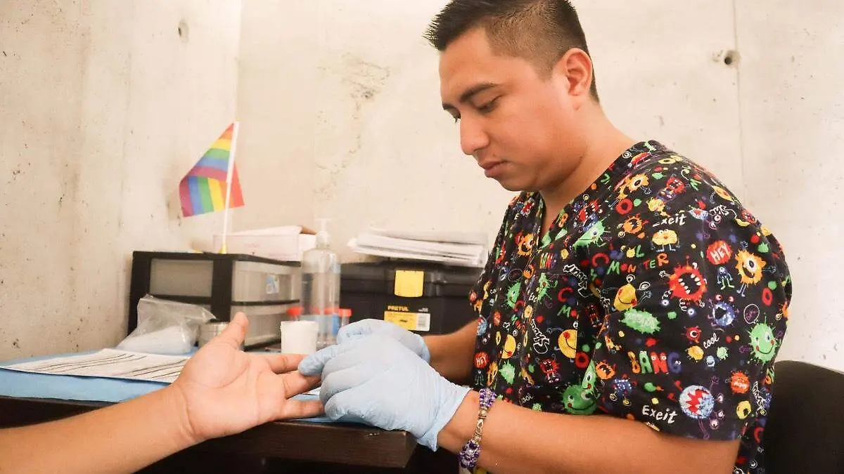 personal-salud-haciendo-prueba-vih