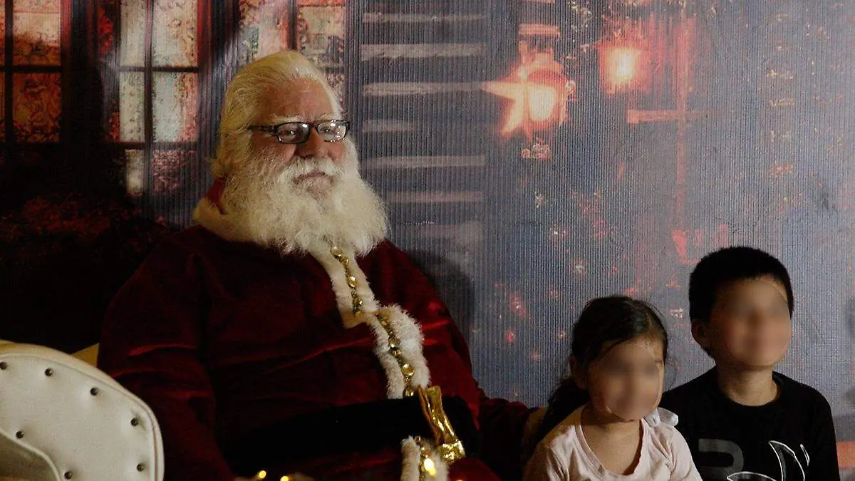 niños-tomandose-foto-santa-claus-el-piojillo