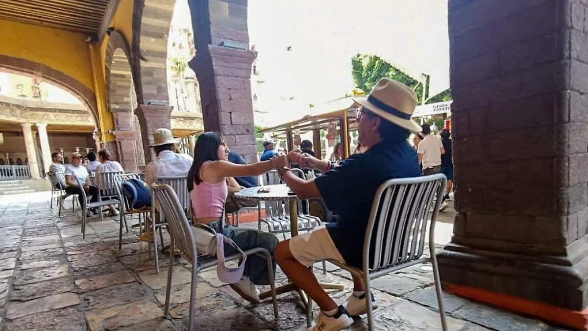 turistas-comiendo-restaurante-la-paz