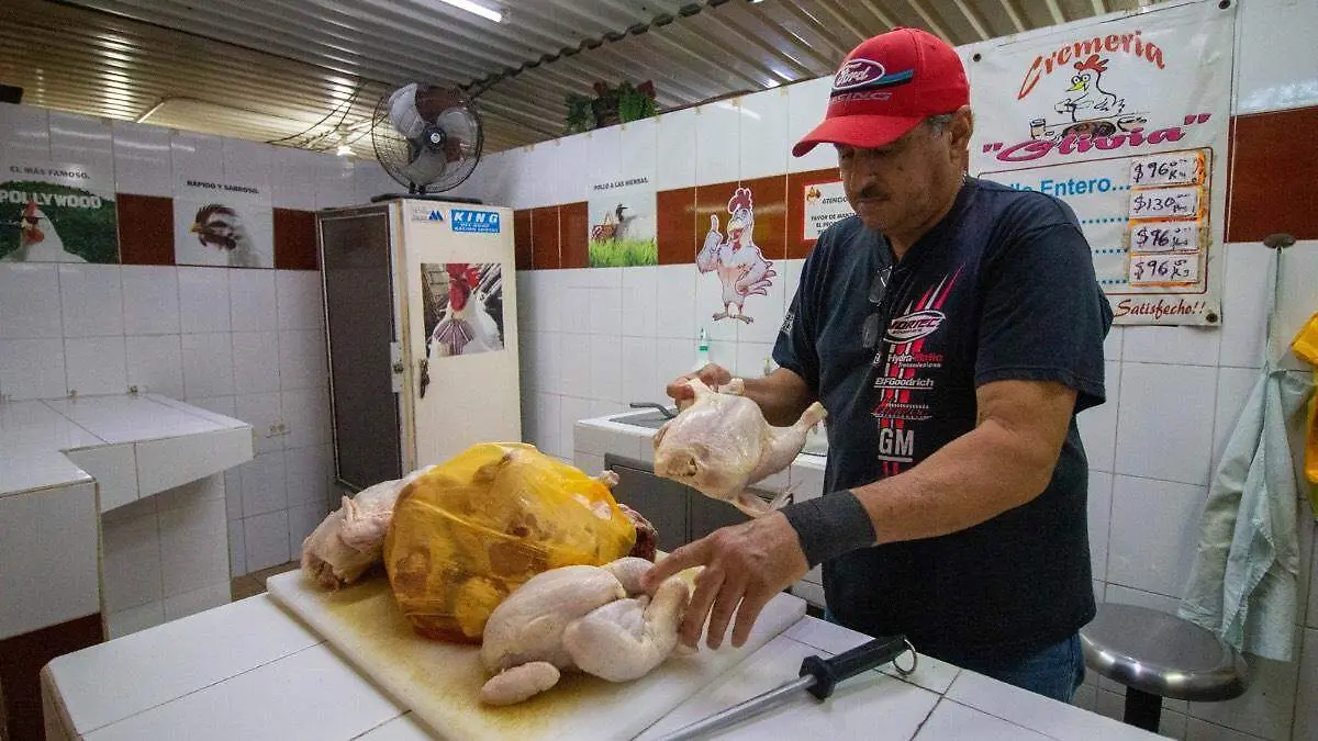 trabajdor de puesto de pollo