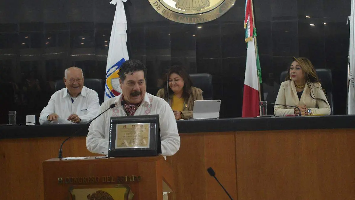 enoc leano medalla y discuro