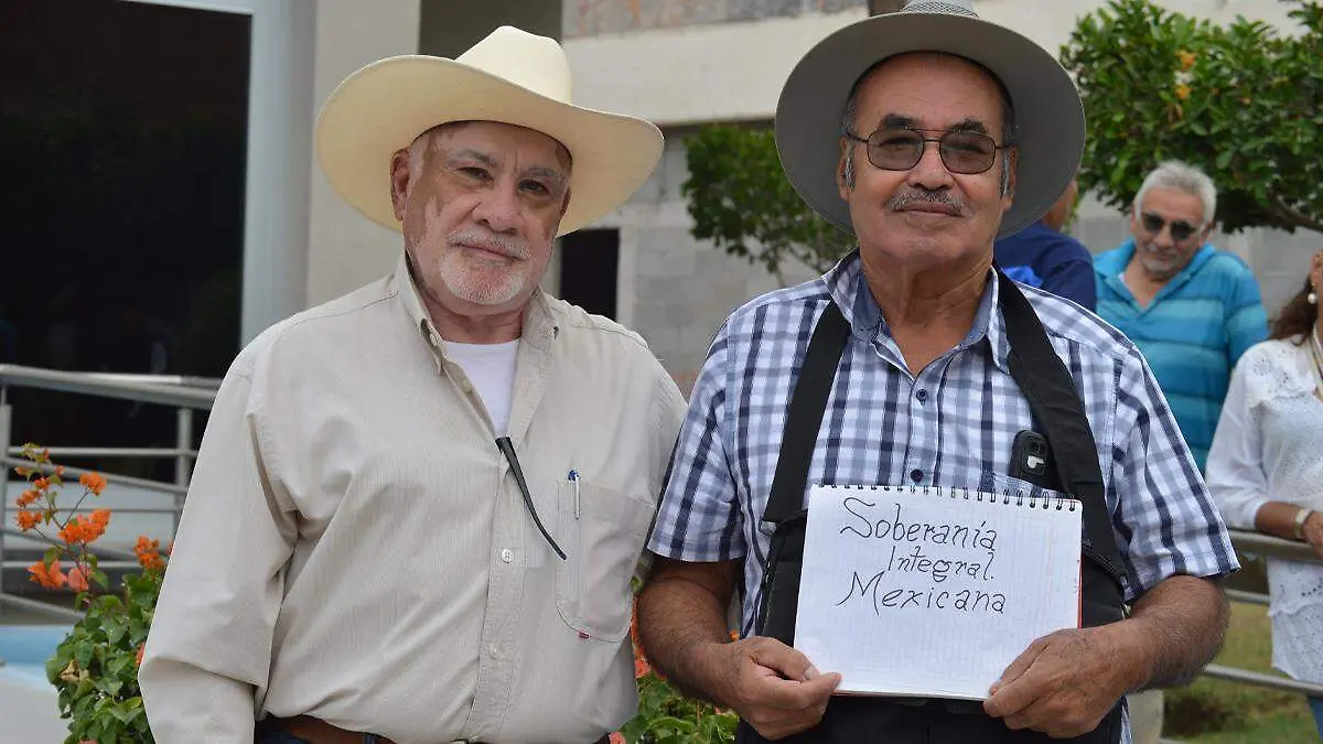 rancheros-mostrando-mensajes-defensa-soberania-identidad-sudcaliforniana-afuera-congreso-baja-california-sur