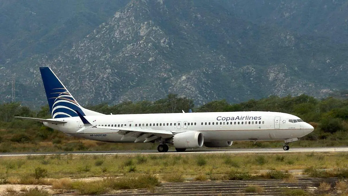 avion-comercial-panama-los-cabos-aterrizando-pista-aeropuerto-internacional-san-jose-cabo