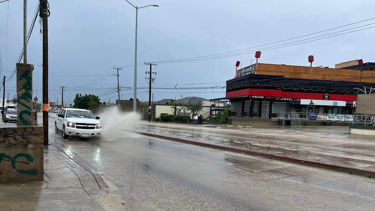 agua se acumula en calles de los cabos por las lluvias