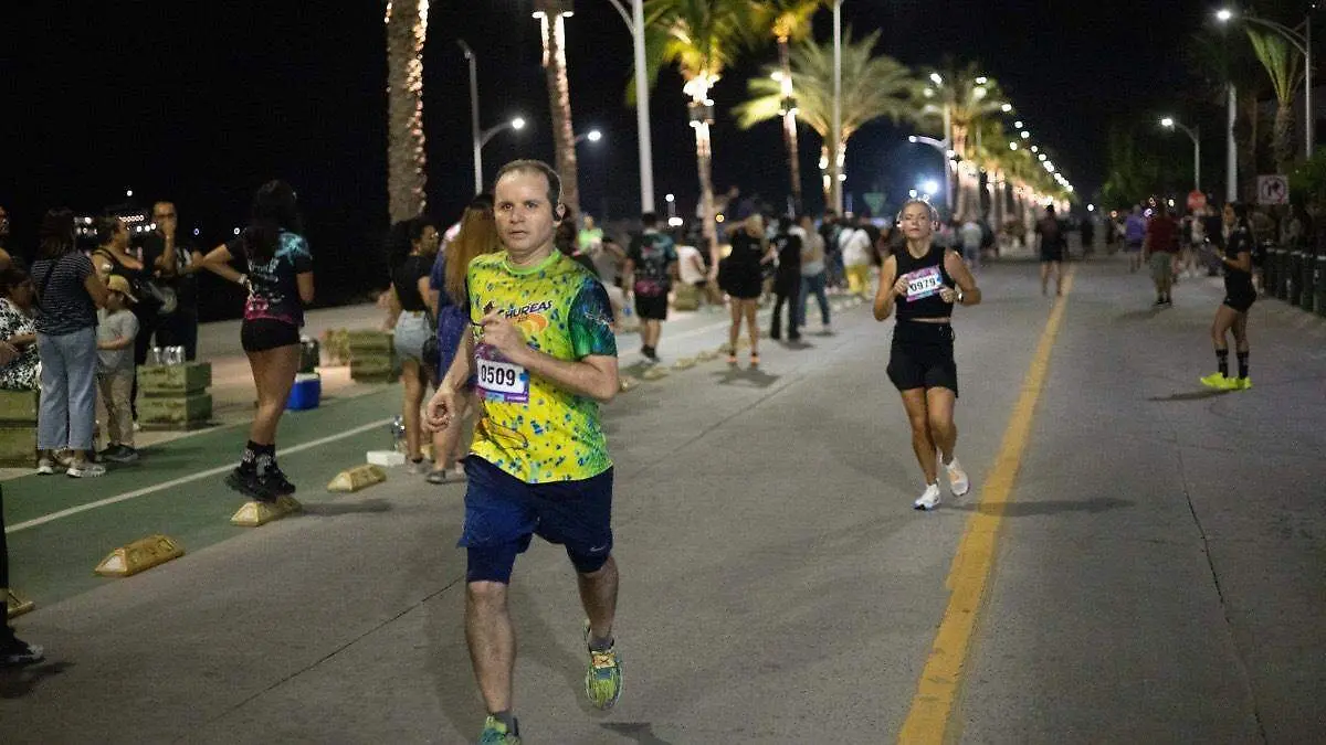 Corredores en el malecon de la paz