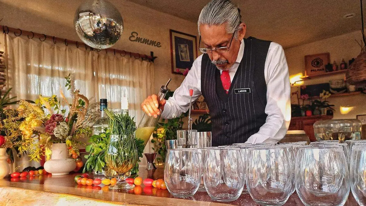 Larios mesero en su dia