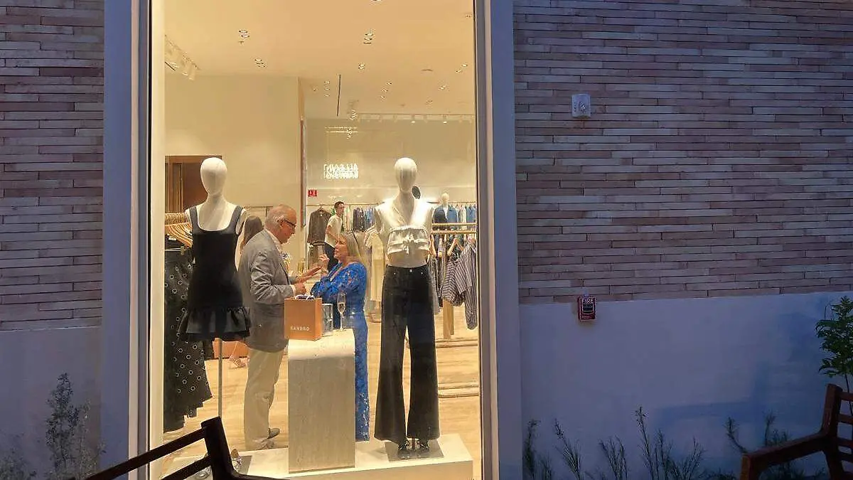 adultos-mayores-tienda-lujo-plaza-anima-los-cabos