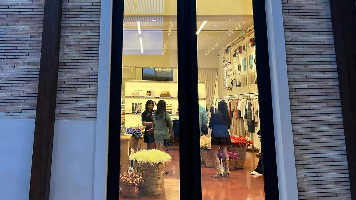 mujeres-tienda-lujo-plaza-anima-los-cabos