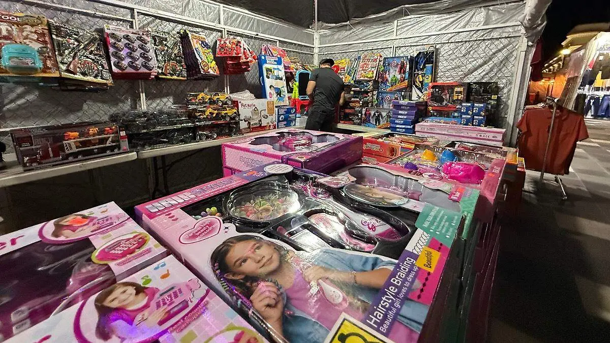 Puesto de juguetes en Tianguis de navidad la paz