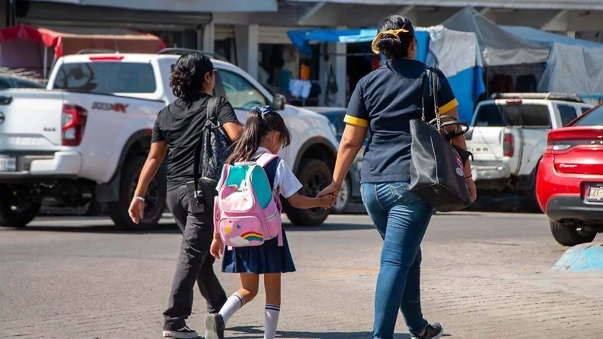 mujeres-caminando-centro-la-paz-junto-niña