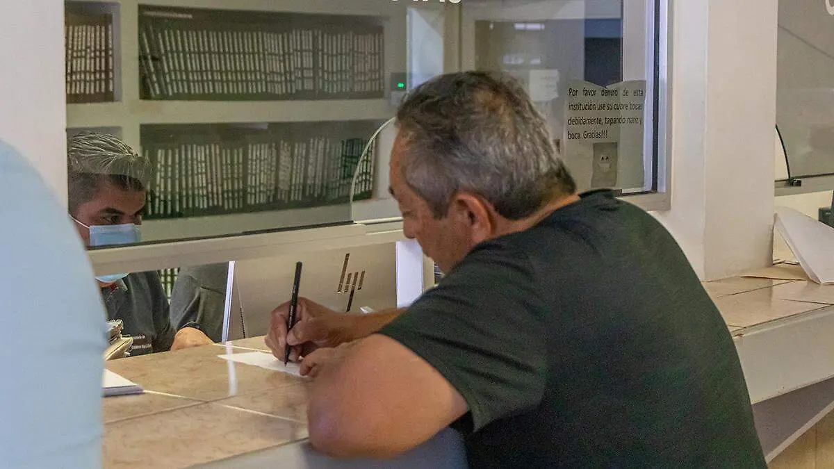 hombre-ventanilla-registro-civil-la-paz