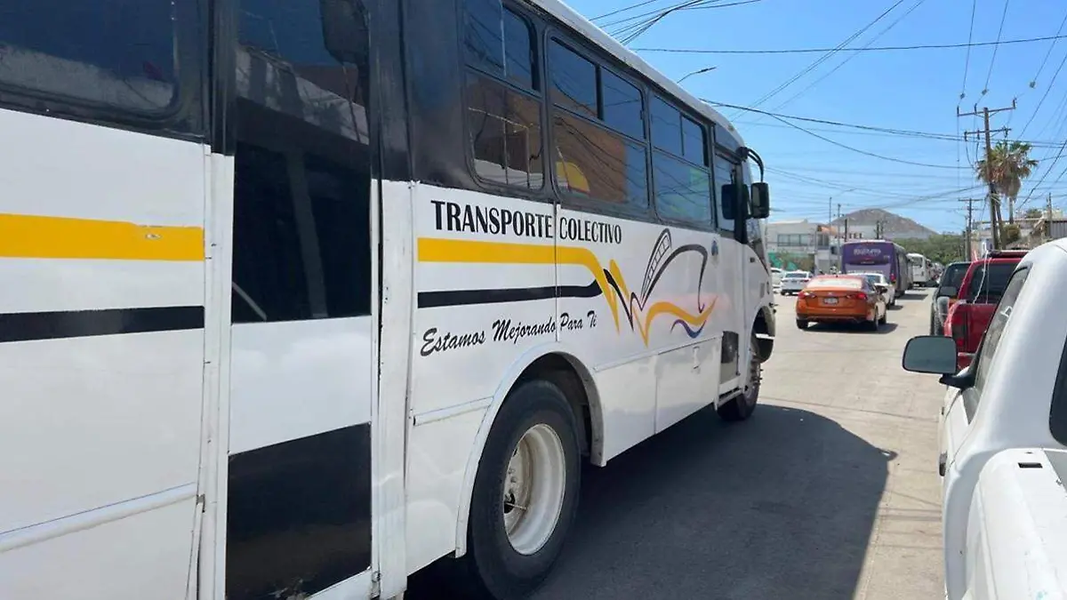 unidad-transporte-publico-los-cabos-trafico
