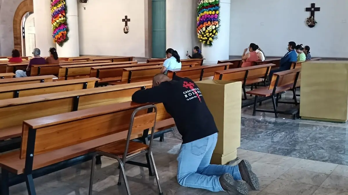 hombre-arrodillado-bancas-iglesia-la-paz-rezando