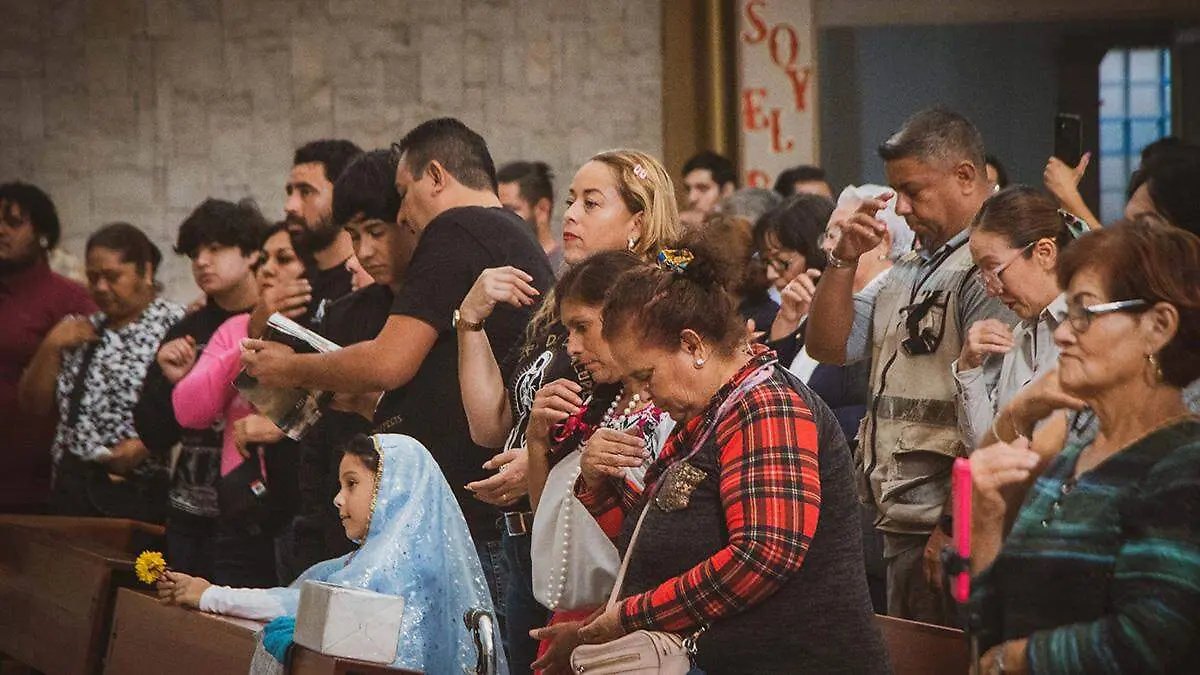 creyentes-catolicos-santuario-la-paz