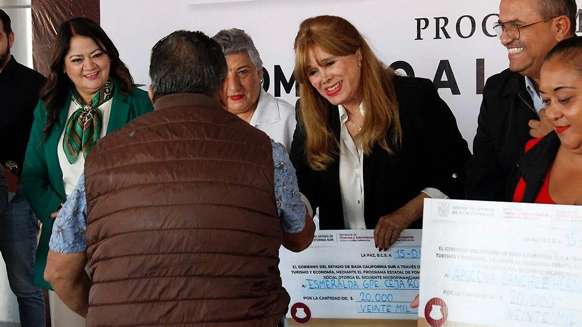 secretaria-turismo-economia-maribel-collins-entregando-financiamientos-programa-estatal-fomento-economía-social 