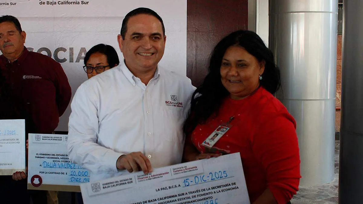 aida-jesus-medina-aguirre-tecnica-refrigeracion-aires-acondicionado-recibiendo-financiamientos-programa-estatal-fomento-economía-social 