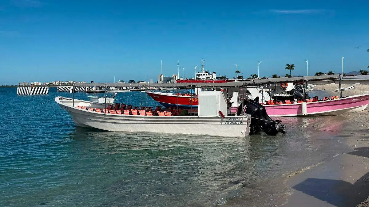 lanchas-orilla-malecon-la-paz