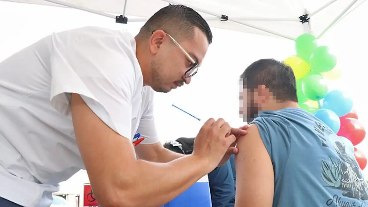 enfermero-vacunando-hombre-brazo