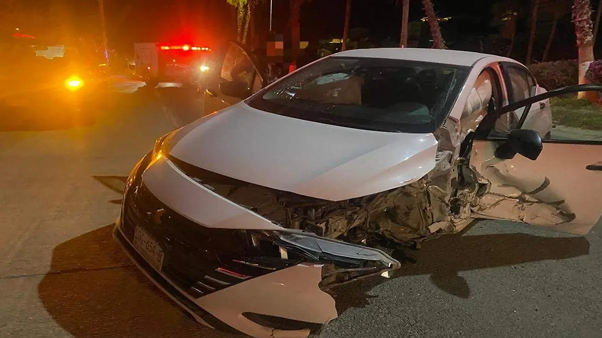 coche-gris-chocado-los-cabos