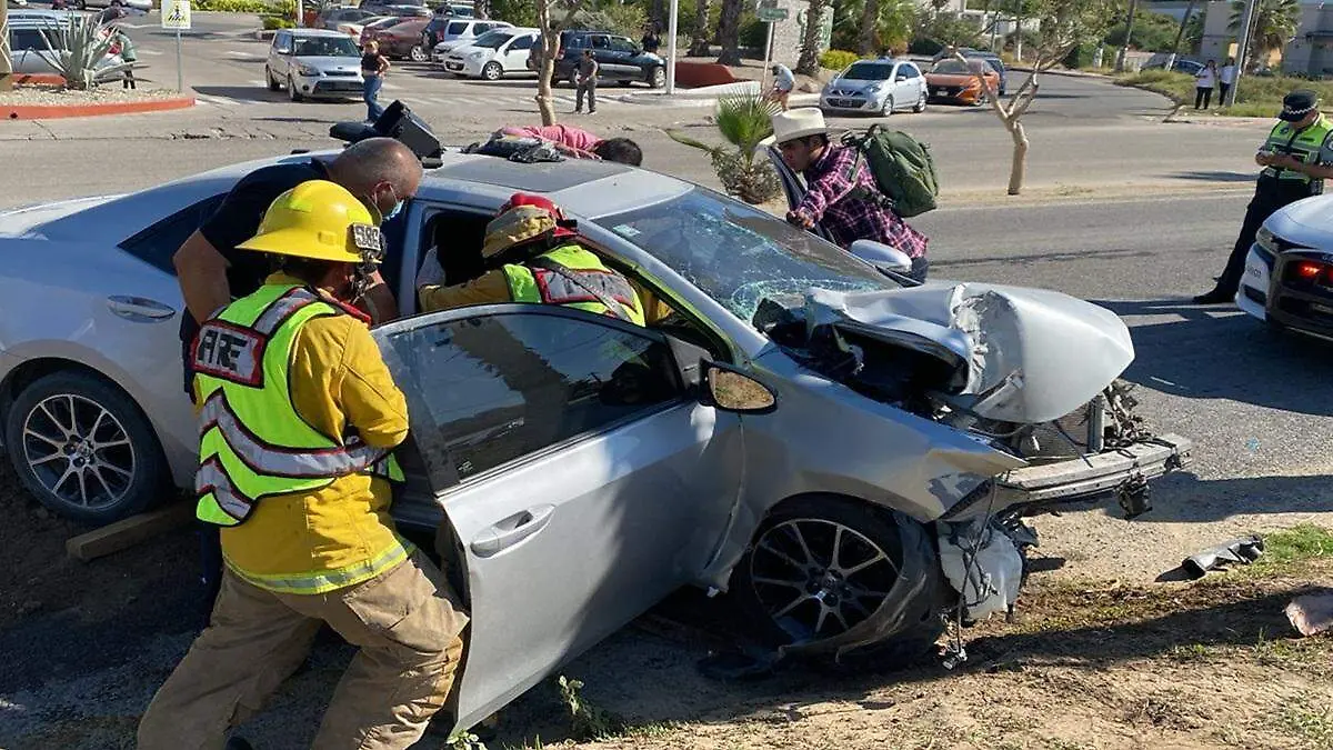 bomberos-auxiliando-conductor-accidente-los-cabos