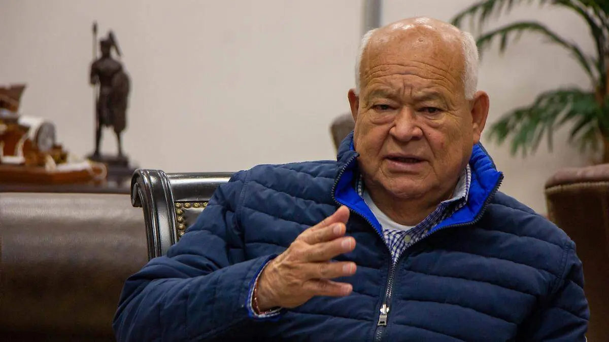 Victor Castro hablando