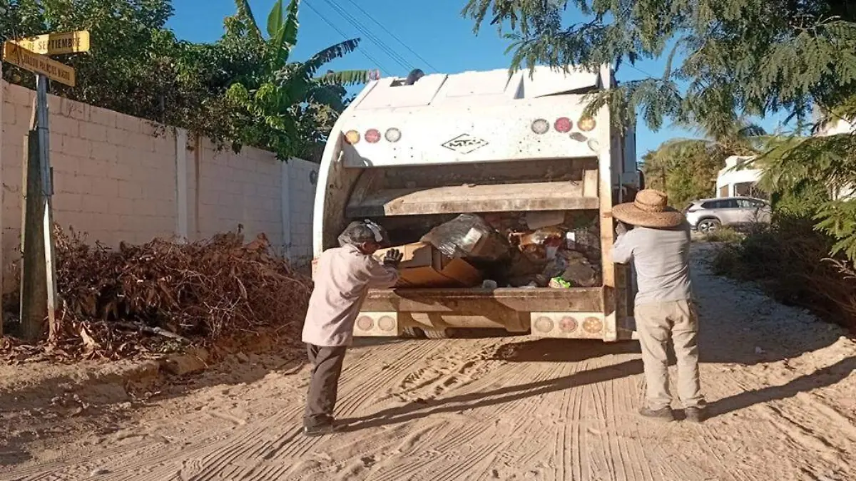 Trabajadores recolectando basura