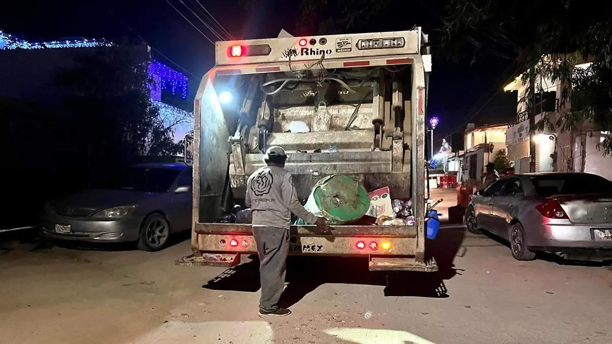 Trabajadores recolectando basura 2