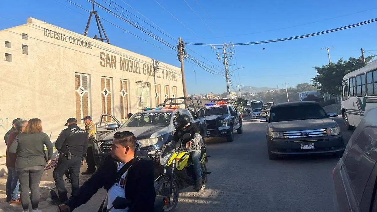 elementos-policia-municipal-atendiendo-choque-frente-iglesia-miguel-gabriel-rafael-los-cabos