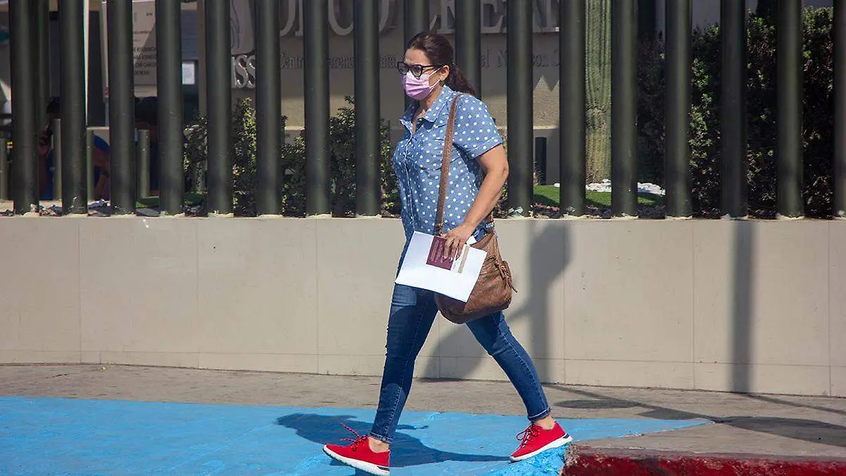 mujer-con-cubrebocas-en-la-paz