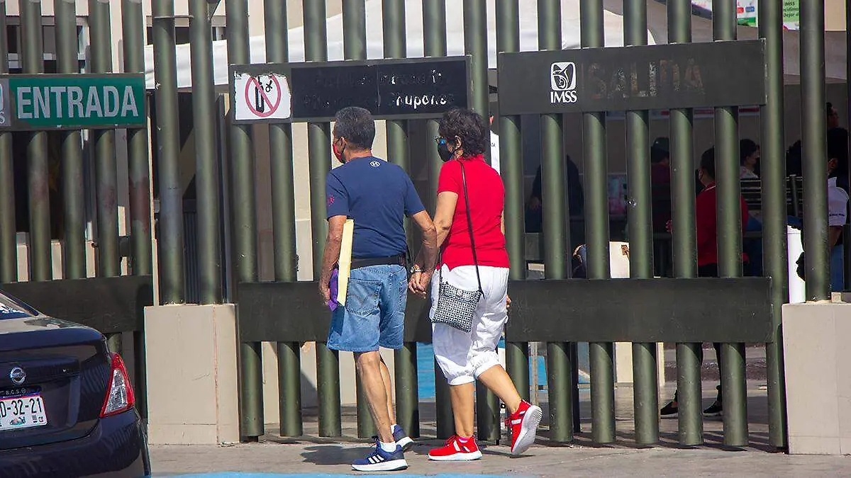 hombre-y-mujer-con-cubrebocas-entran-a-hospital