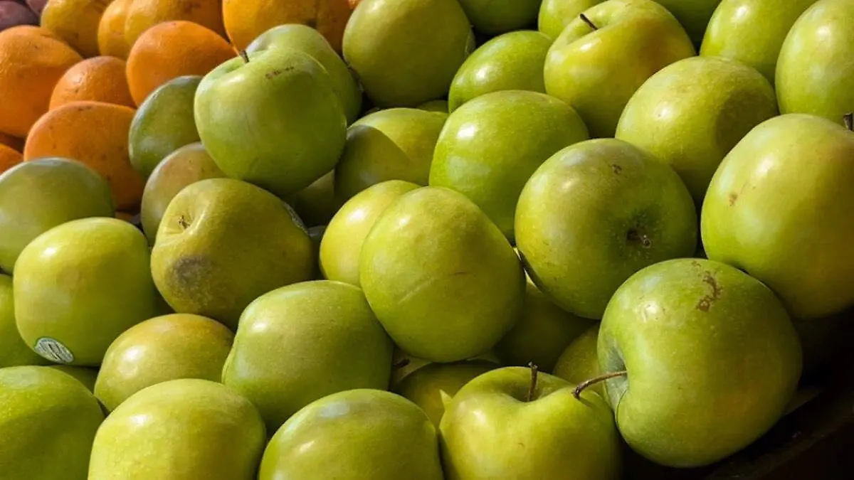 manzanas-verdes-naranjas-caja-supermercado
