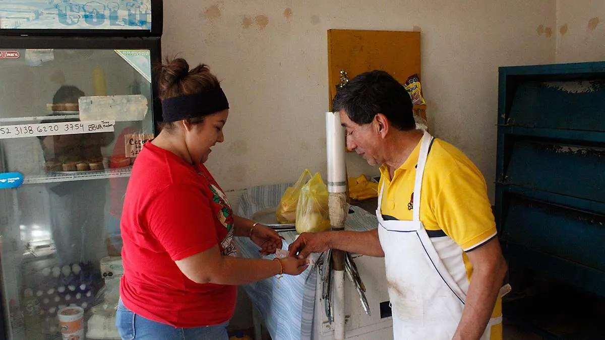 panadero-roberto-sanchez-vendiendo-panaderia-rico-pan-la-paz