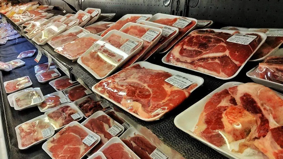 carne-congelada-res-cerdo-refrigerador-supermercado