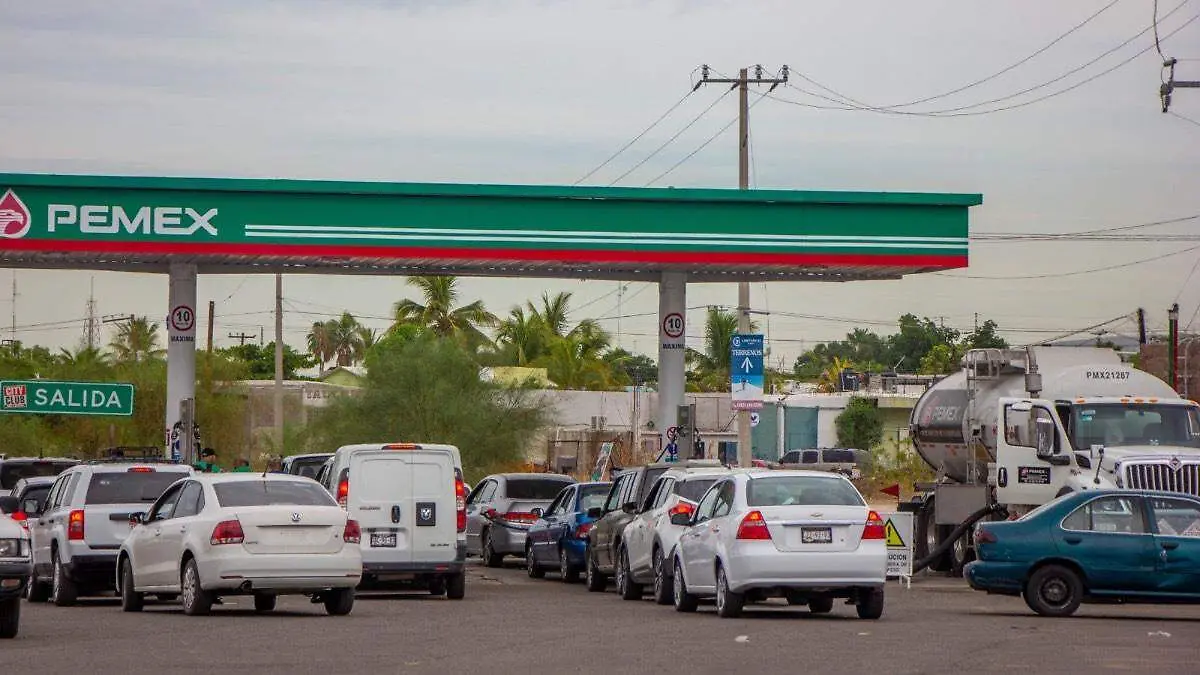 automoviles-haciendo-fila-gasolinera-pemex-la-paz